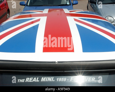 Mini car décoré sur le toit avec un drapeau de l'union avec slogan du vrai Mini 1959 Forever Banque D'Images