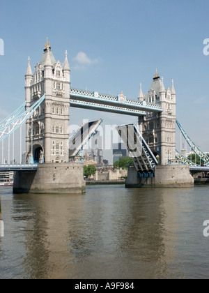 Marée haute sur la Tamise deux sections de route surélevées du célèbre Tower Bridge encadrant une partie de la lointaine Tour historique de Londres Angleterre Royaume-Uni Banque D'Images