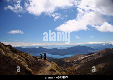 Vue sur le lac Taupo du cratère Nord du Mt Tongariro Tongariro crossing tandis que la randonnée dans l'Île du Nord, Nouvelle-Zélande Banque D'Images