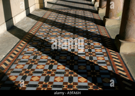 Sol de mosaïque à l'extérieur de la chambre de pompe à Royal Leamington Spa Warwickshire Angleterre UK Banque D'Images