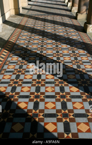 Sol de mosaïque à l'extérieur de la chambre de pompe à Royal Leamington Spa Warwickshire Angleterre UK Banque D'Images