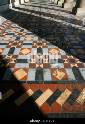 Sol de mosaïque à l'extérieur de la chambre de pompe à Royal Leamington Spa Warwickshire Angleterre UK Banque D'Images