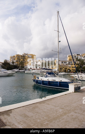 Bateaux à leurs amarres sur un après-midi d'hiver à Puerto Cabopino Espagne Banque D'Images