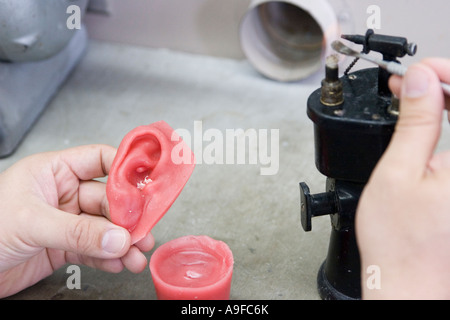 Un modèle d'oreille cires spécialiste pour une prothèse Banque D'Images