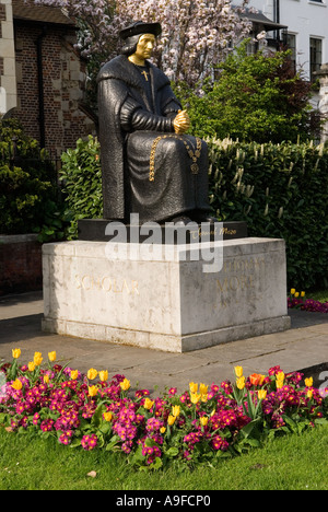 Statue de Sir Thomas More en dehors de Chelsea vieille église. L'Embankment, London SW3. L'Angleterre. 2006 Banque D'Images