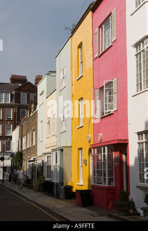 Maisons peintes de couleurs vives .Le Royal Borough de Kensington et Chelsea. London SW3. L'Angleterre. HOMER SYKES Banque D'Images