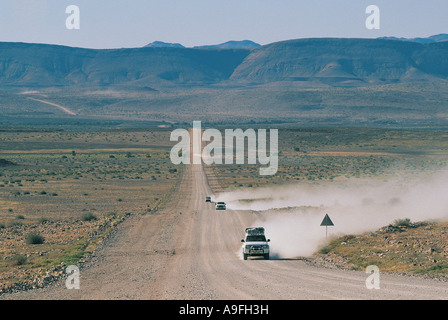 Des véhicules de poussière sur la route de Fish River Canyon Park Afrique du sud-ouest de la Namibie Banque D'Images