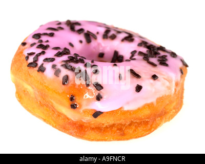 Savoureux frais Tout unique anneau glacé Rose Donut ou Doughnut avec morceaux de chocolat isolé sur un fond blanc avec un chemin de détourage et aucun peuple Banque D'Images