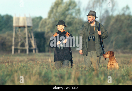 Deux chasseurs avec chien de chasse. Banque D'Images