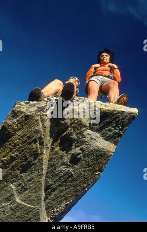Deux femmes randonneur debout sur rock. Banque D'Images