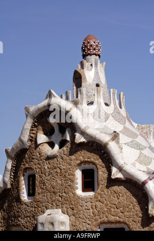 Pavillon sur le toit à l'entrée du Parc Guell Banque D'Images