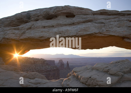 Mesa Arch, vue sur la rondelle femme arche dans Mesa Arch au lever du soleil, USA, Utah, Canyonlands NP Banque D'Images