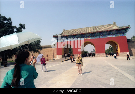 CHN Chine Pékin touristes prenant des photos sur l'espace de l'autel du ciel Banque D'Images