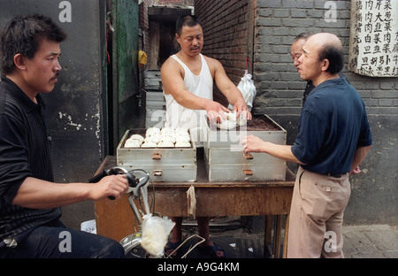 CHN Chine Pékin Pékin vieille cookshop Mobile dans un hutong de servir les boulettes à la vapeur Banque D'Images