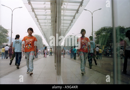 La Chine, Beijing. Commerçant dans le district Xicheng Xidan Banque D'Images