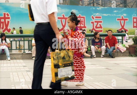 La Chine, Beijing. Commerçant dans le district Xicheng Xidan Banque D'Images