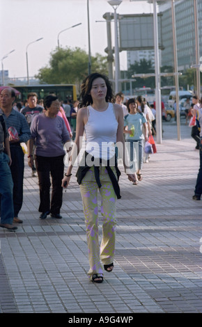 La Chine, Beijing. Commerçant dans le district Xicheng Xidan Banque D'Images