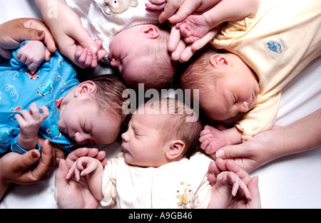 Bébés nouveau-nés et des mères jour mains vu dans une maternité de la NHS Banque D'Images