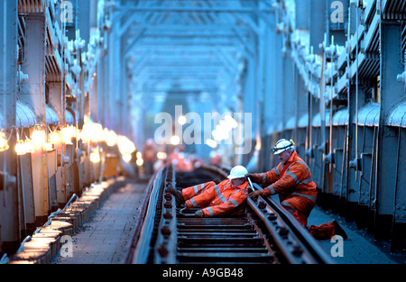 Remise à neuf de Royal Albert Bridge sur le Tamar pour restaurer Isambard Kingdom Brunels trackbase bois de feuillus d'origine Banque D'Images