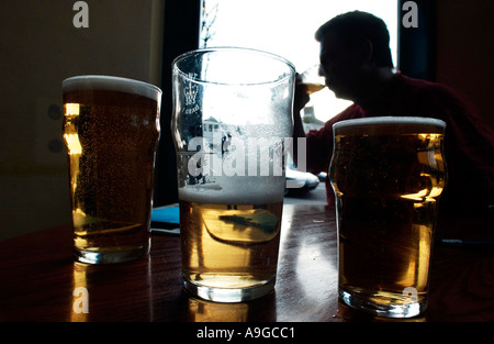 Un quartier pinte dans un pub anglais traditionnel par un après-midi ensoleillé Banque D'Images