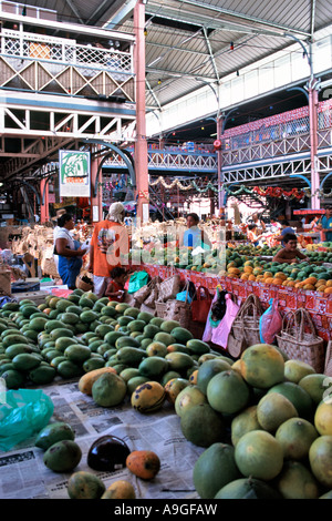 L'intérieur du marché municipal de Papeete, la capitale de Tahiti, dans l'archipel de la société en Polynésie française. Banque D'Images