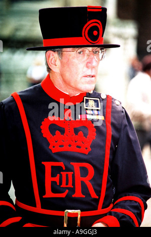 Yeoman warder à la Tour de Londres, mieux connu sous le nom de Beefeater, portant l'uniforme traditionnel Banque D'Images