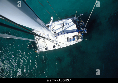 Vue vers le bas, en catamaran sur l'océan. Banque D'Images