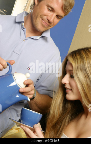 Man pouring coffee pour femme. Banque D'Images