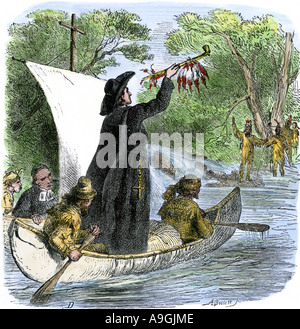 Le père Jacques Marquette tenant un calumet de la paix pour accueillir les Américains indigènes au cours de voyage à la partie supérieure du fleuve Mississippi. À la main, gravure sur bois Banque D'Images