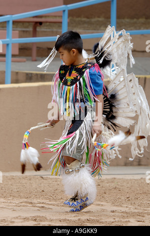 Jouer avec le garçon Navajo Trail Pollen danseuses à la cérémonie intertribales à Gallup au Nouveau-Mexique. Photographie numérique Banque D'Images