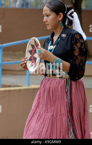 Pollen Navajo Trail Dancer performing le panier à la danse de cérémonie intertribales à Gallup au Nouveau-Mexique. Photographie numérique Banque D'Images