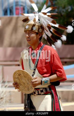 Pollen Navajo Trail Dancer performing le panier à la danse de cérémonie intertribales à Gallup au Nouveau-Mexique. Photographie numérique Banque D'Images