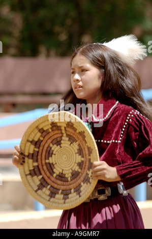 Pollen Navajo Trail Dancer performing le panier à la danse de cérémonie intertribales à Gallup au Nouveau-Mexique. Photographie numérique Banque D'Images