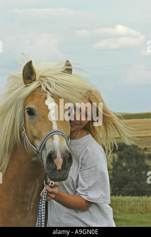 Cheval Haflinger (Equus przewalskii f. caballus), avec blonde woman Banque D'Images