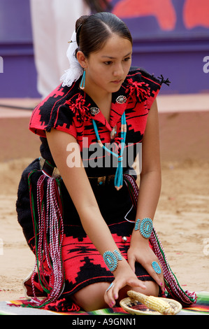 Aigle Bleu Navajo danseur effectuant le broyage du maïs à la danse de cérémonie intertribales à Gallup au Nouveau-Mexique. Photographie numérique Banque D'Images