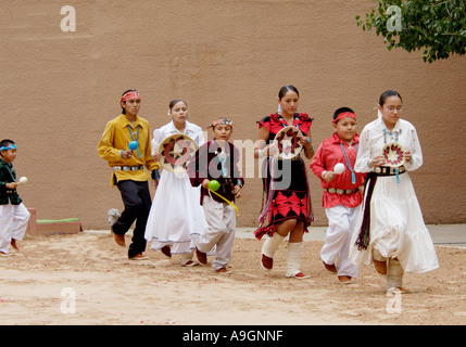 Blue Eagle Dancers performing Navajo le panier à la danse de cérémonie intertribales à Gallup au Nouveau-Mexique. Photographie numérique Banque D'Images