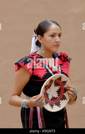 Aigle Bleu Navajo danseur effectuant le panier de danse au cérémonial Intertribal à Gallup au Nouveau-Mexique. Photographie numérique Banque D'Images