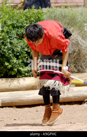 Pollen Navajo Trail Dancer effectuant la danse du cerceau à l'Intertribal Ceremonial à Gallup au Nouveau-Mexique. Photographie numérique Banque D'Images