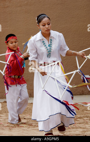 Blue Eagle Dancers performing Navajo le ruban à la danse de cérémonie intertribales à Gallup au Nouveau-Mexique. Photographie numérique Banque D'Images