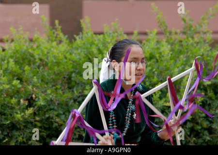 Aigle Bleu Navajo danseur effectuant le ruban à la danse de cérémonie intertribales à Gallup au Nouveau-Mexique. Photographie numérique Banque D'Images