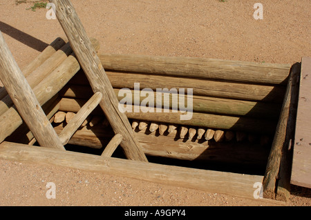 Kiva restaurée à l'échelle d'entrée Pecos Pueblo siège de la 17e siècle révolte Pueblo du Nouveau-Mexique. Photographie numérique Banque D'Images