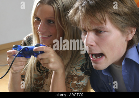 Couple avec play station, holding playstation-contrôleur. Banque D'Images