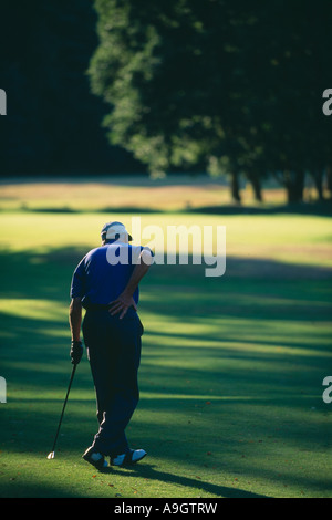 Un golfeur avec dos Surrey England UK parution modèle Banque D'Images