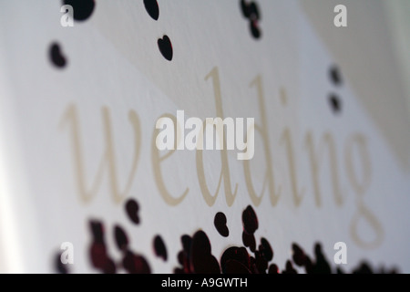 Beaucoup de différentes tailles de Cœur sur papier de mariage Banque D'Images