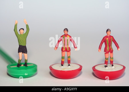 2 joueurs et le gardien de but dans la ligne des bandes de Subbuteo Pays de Galles Replica Les Joueurs de Football de Table Banque D'Images