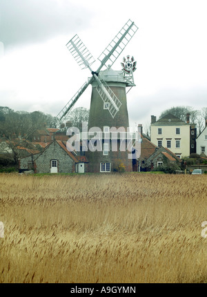 Le moulin à Claj suivant la mer, Norfolk, Angleterre Banque D'Images