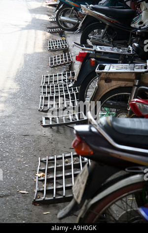 Les cyclomoteurs munis de rampes métalliques Hanoi Banque D'Images