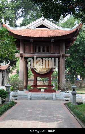 Tour du tambour à la Temple de la littérature Hanoi Vietnam Banque D'Images