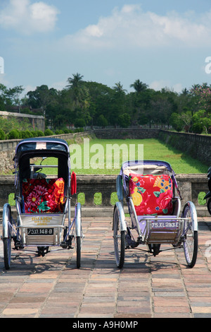 Rickshaws colorés Hue Vietnam Banque D'Images