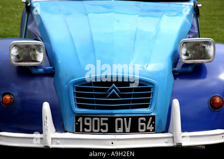 Close up d'avant de 2CV Citroën France 2007 Banque D'Images